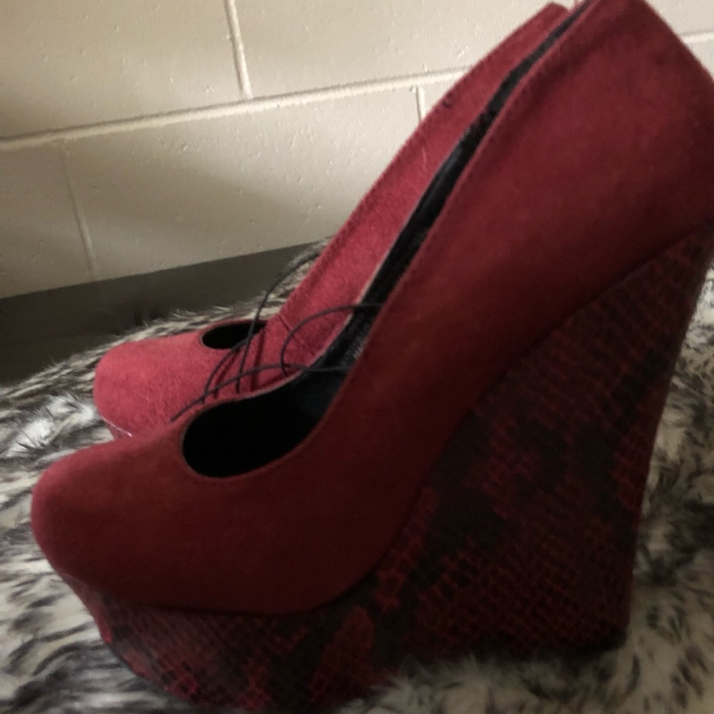 Red wedge - Picture 2 of 3